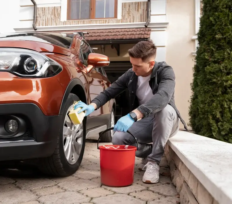 Lavage auto à domicile Saint-Martin-d'Ablois : professionnel intervenant sur un véhicule